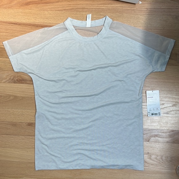NWT Athleta Gray Essence Mesh Wanderlust Hybrid Tee Short Sleeve Crew Neck - XS - Picture 2 of 6